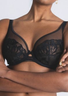 Soutien-gorge � armatures embo�tant bonnets profonds 